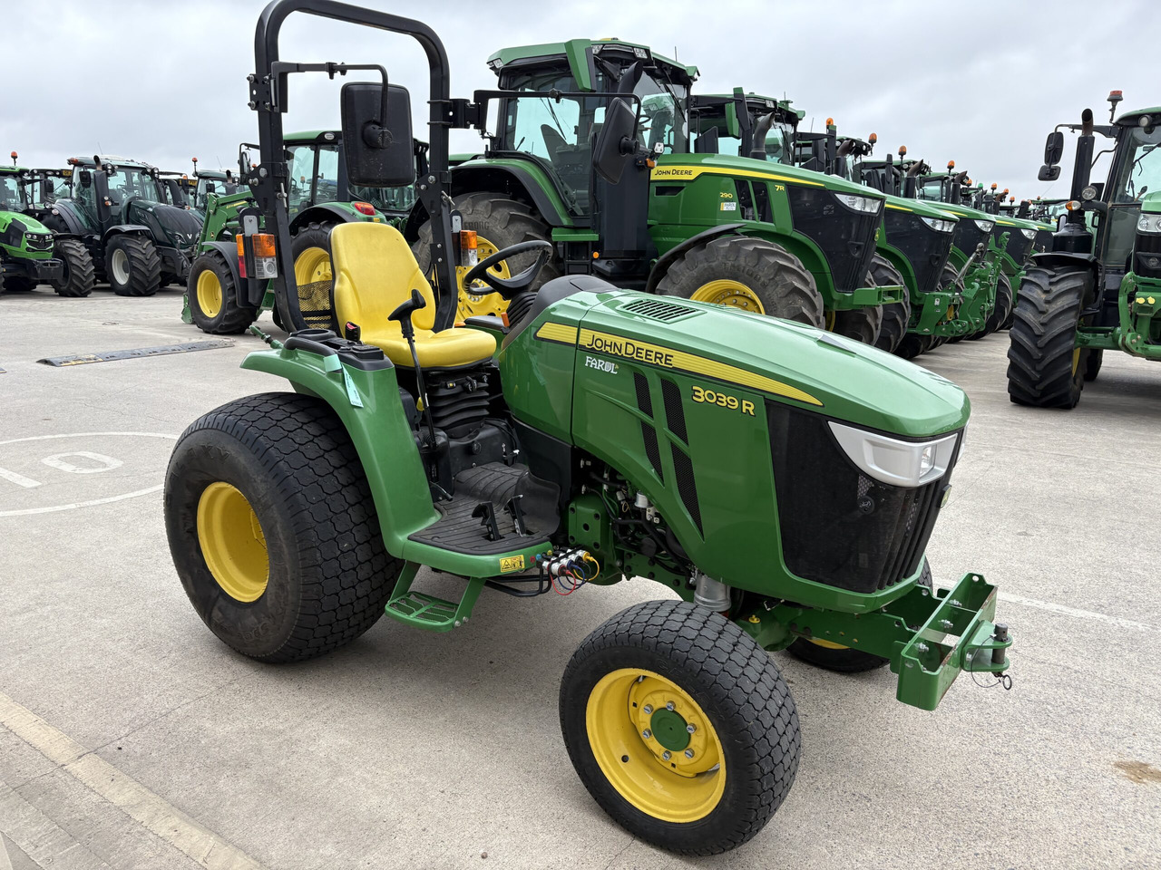 John Deere 3039R Compact Tractor - Väiketraktor: pilt 4 John Deere 3039R Compact Tractor - Väiketraktor: pilt 4