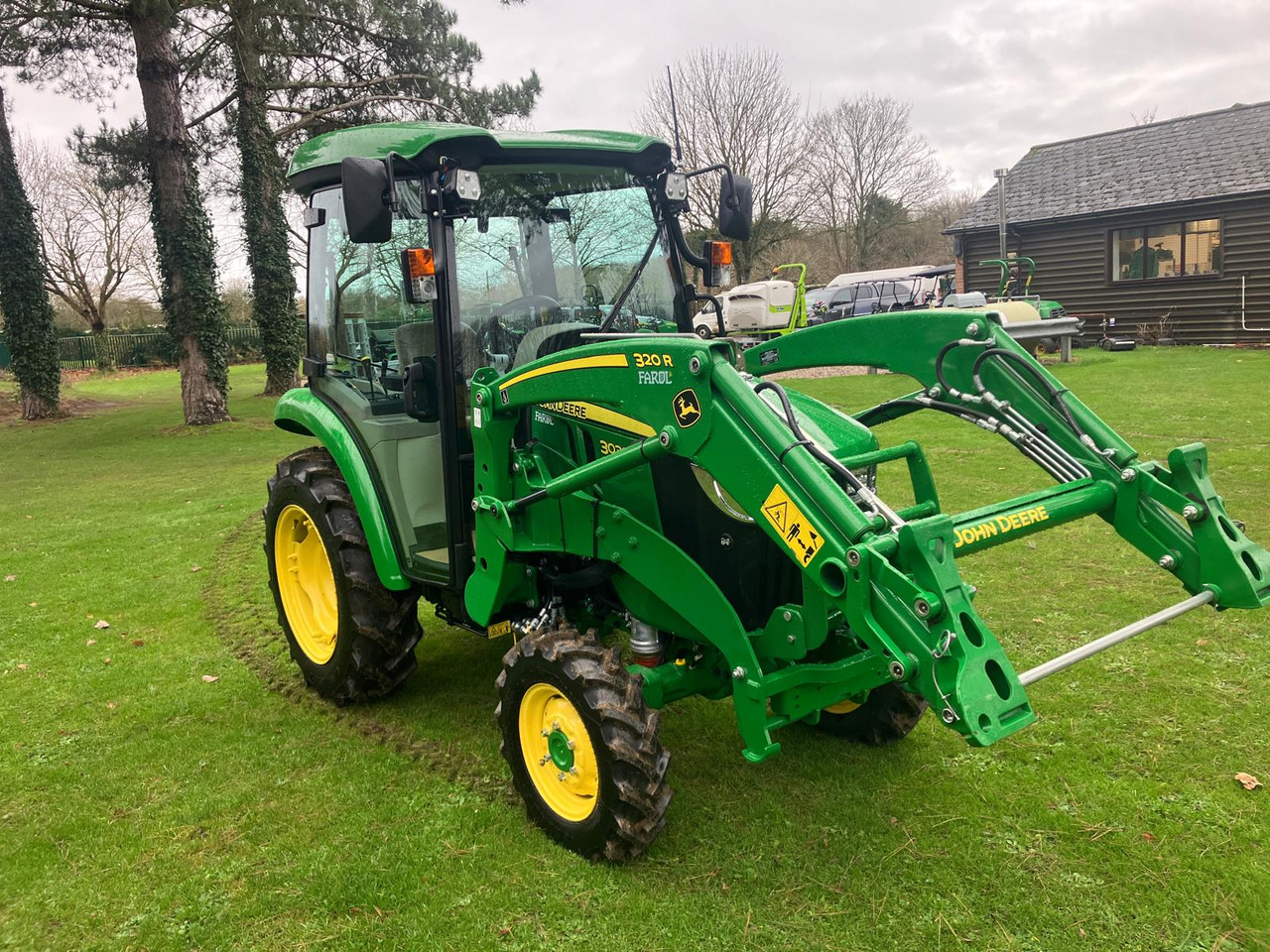 John Deere 3039R compact tractor - Väiketraktor: pilt 2 John Deere 3039R compact tractor - Väiketraktor: pilt 2