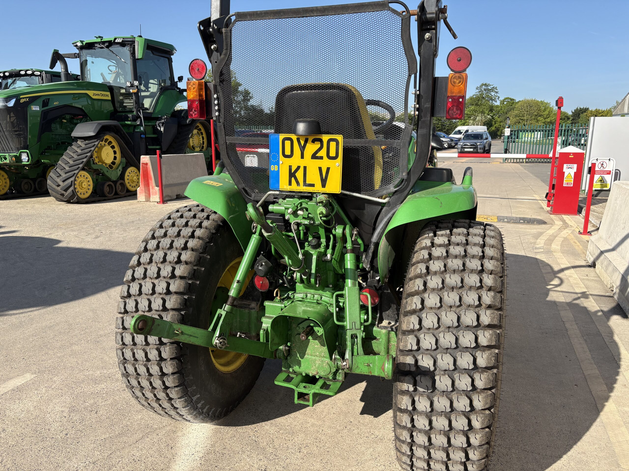 John Deere 3045R Compact Tractor - Väiketraktor: pilt 4 John Deere 3045R Compact Tractor - Väiketraktor: pilt 4