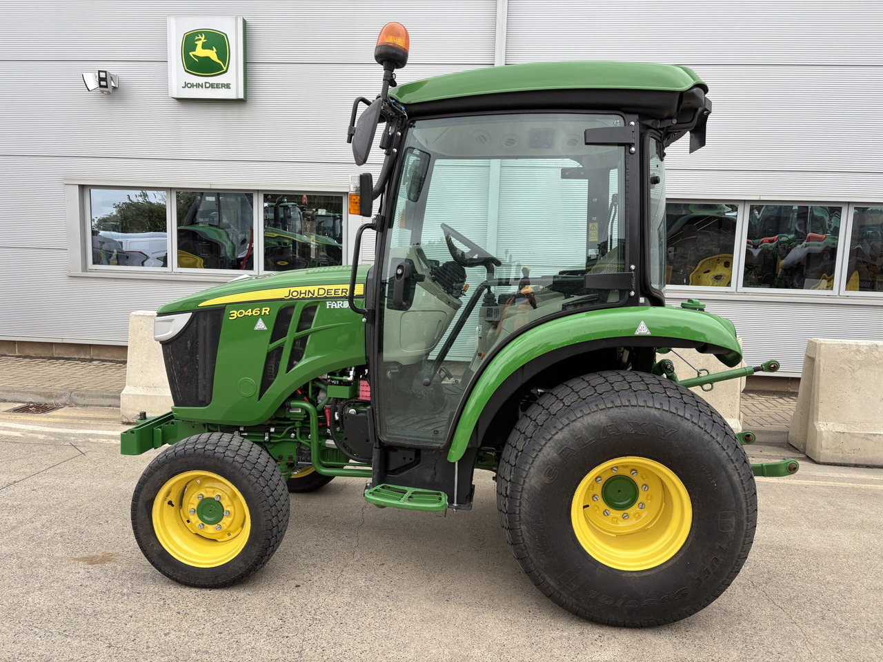 John Deere 3046R Compact Tractor - Väiketraktor: pilt 1 John Deere 3046R Compact Tractor - Väiketraktor: pilt 1