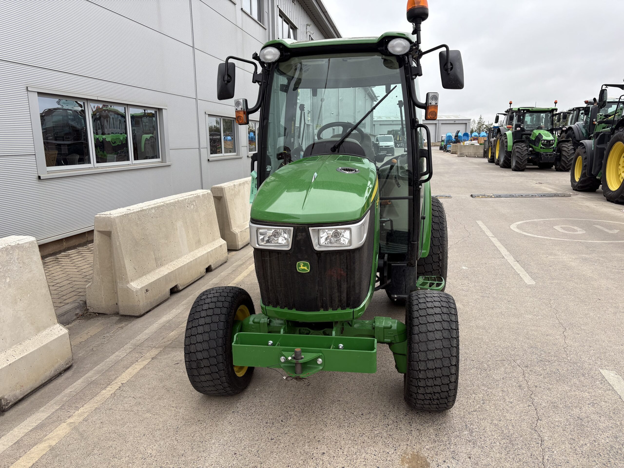 John Deere 3046R Compact Tractor - Väiketraktor: pilt 2 John Deere 3046R Compact Tractor - Väiketraktor: pilt 2