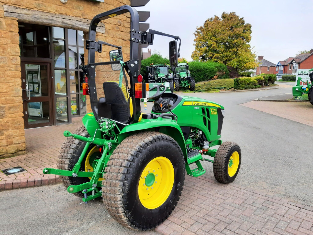 John Deere 3046R compact tractor liising John Deere 3046R compact tractor: pilt 9