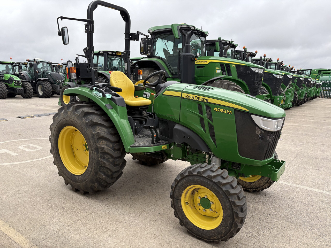 John Deere 4052M Compact Tractor - Väiketraktor: pilt 3 John Deere 4052M Compact Tractor - Väiketraktor: pilt 3