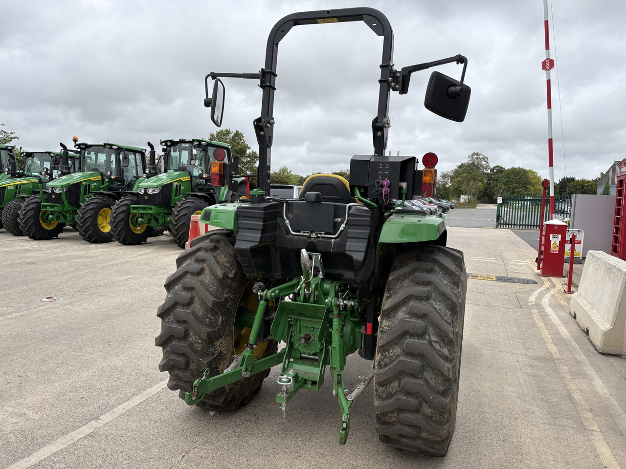 John Deere 4052M Compact Tractor - Väiketraktor: pilt 4 John Deere 4052M Compact Tractor - Väiketraktor: pilt 4