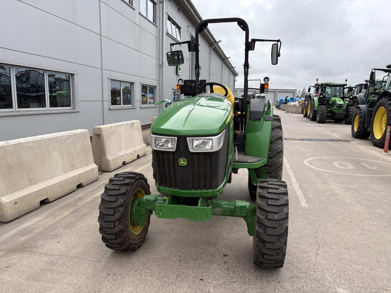 John Deere 4052M Compact Tractor - Väiketraktor: pilt 2 John Deere 4052M Compact Tractor - Väiketraktor: pilt 2