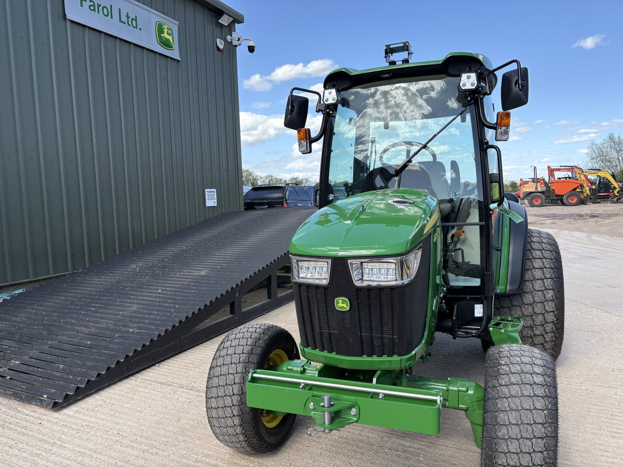 John Deere 4052R Compact Tractor - Väiketraktor: pilt 3 John Deere 4052R Compact Tractor - Väiketraktor: pilt 3