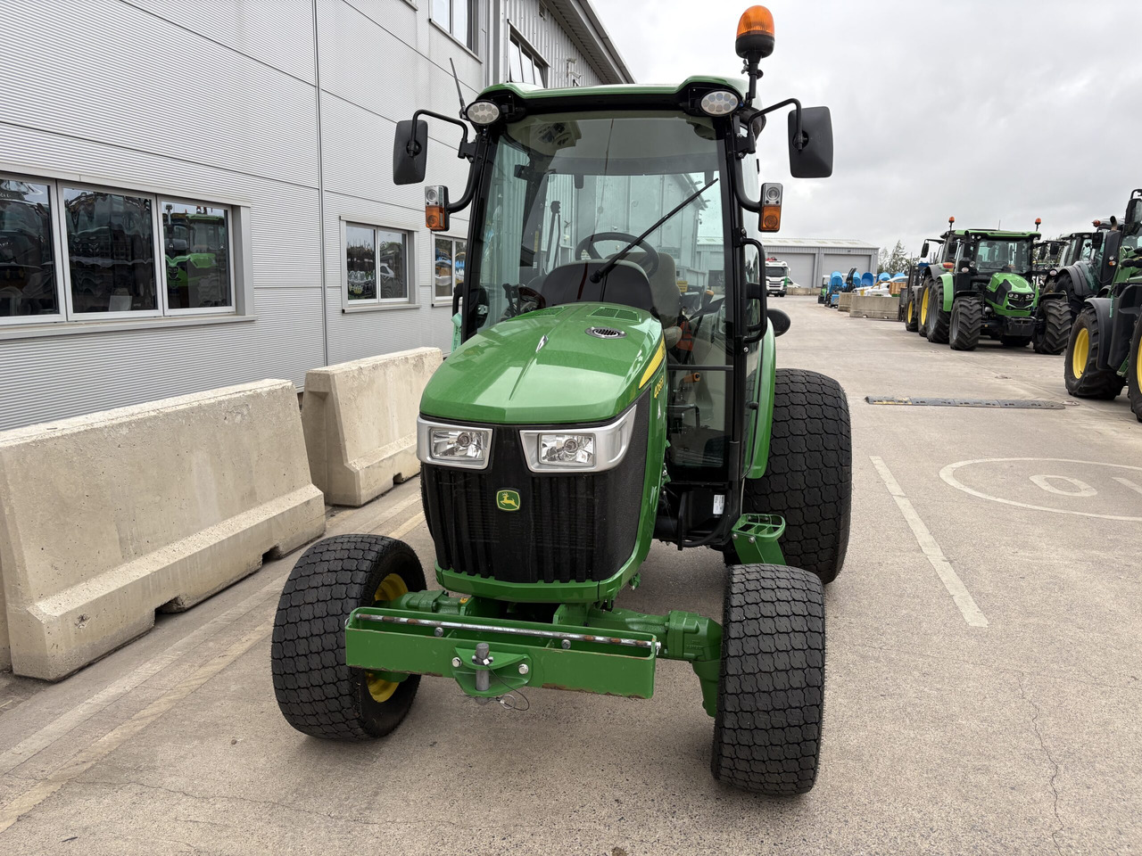John Deere 4066R Compact Tractor - Väiketraktor: pilt 4 John Deere 4066R Compact Tractor - Väiketraktor: pilt 4