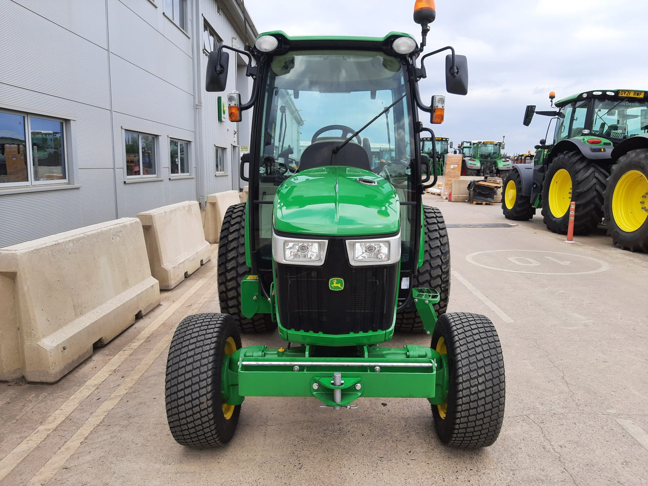 John Deere 4066R Compact Tractor - Väiketraktor: pilt 2 John Deere 4066R Compact Tractor - Väiketraktor: pilt 2