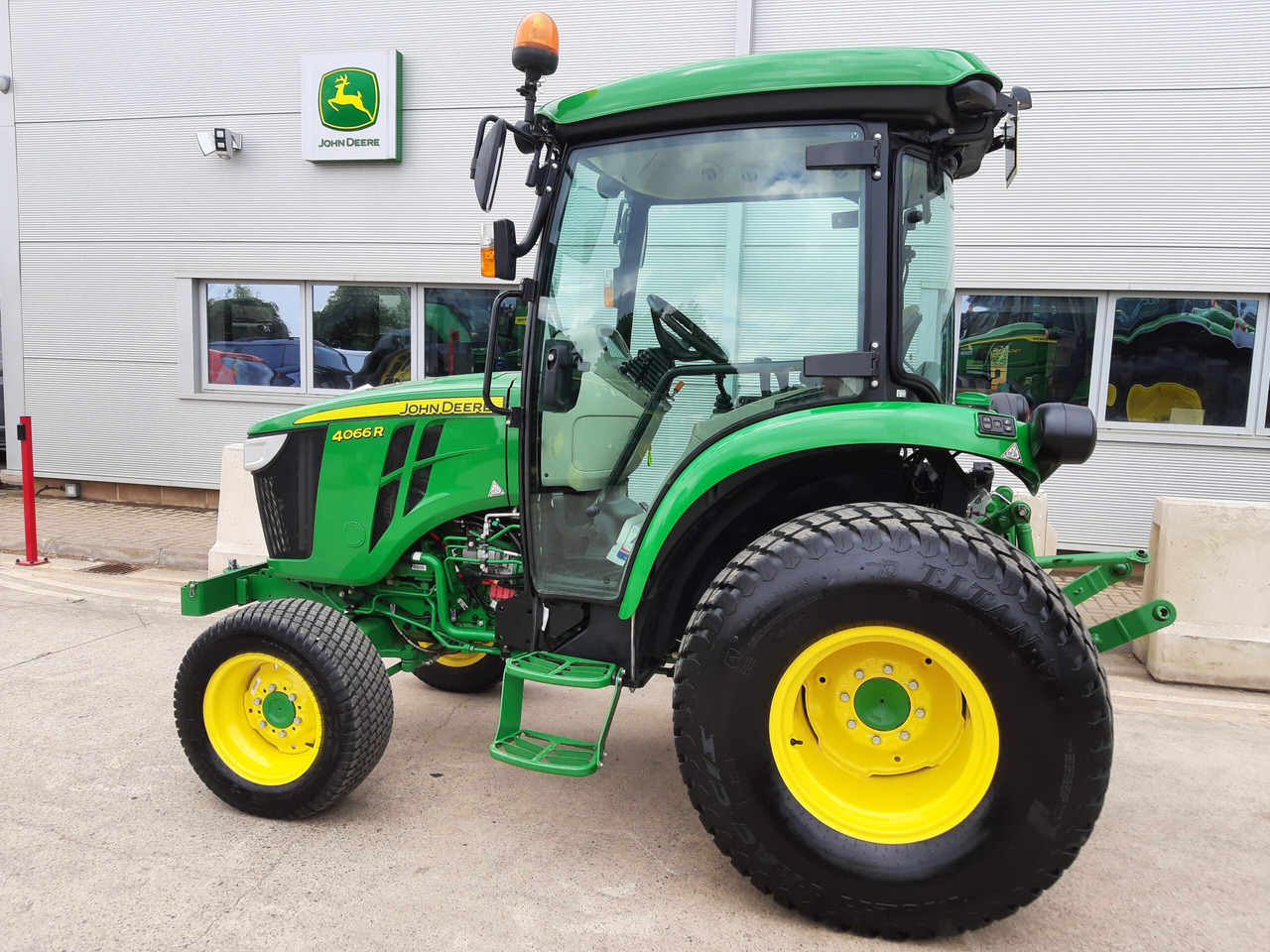 John Deere 4066R Compact Tractor - Väiketraktor: pilt 1 John Deere 4066R Compact Tractor - Väiketraktor: pilt 1