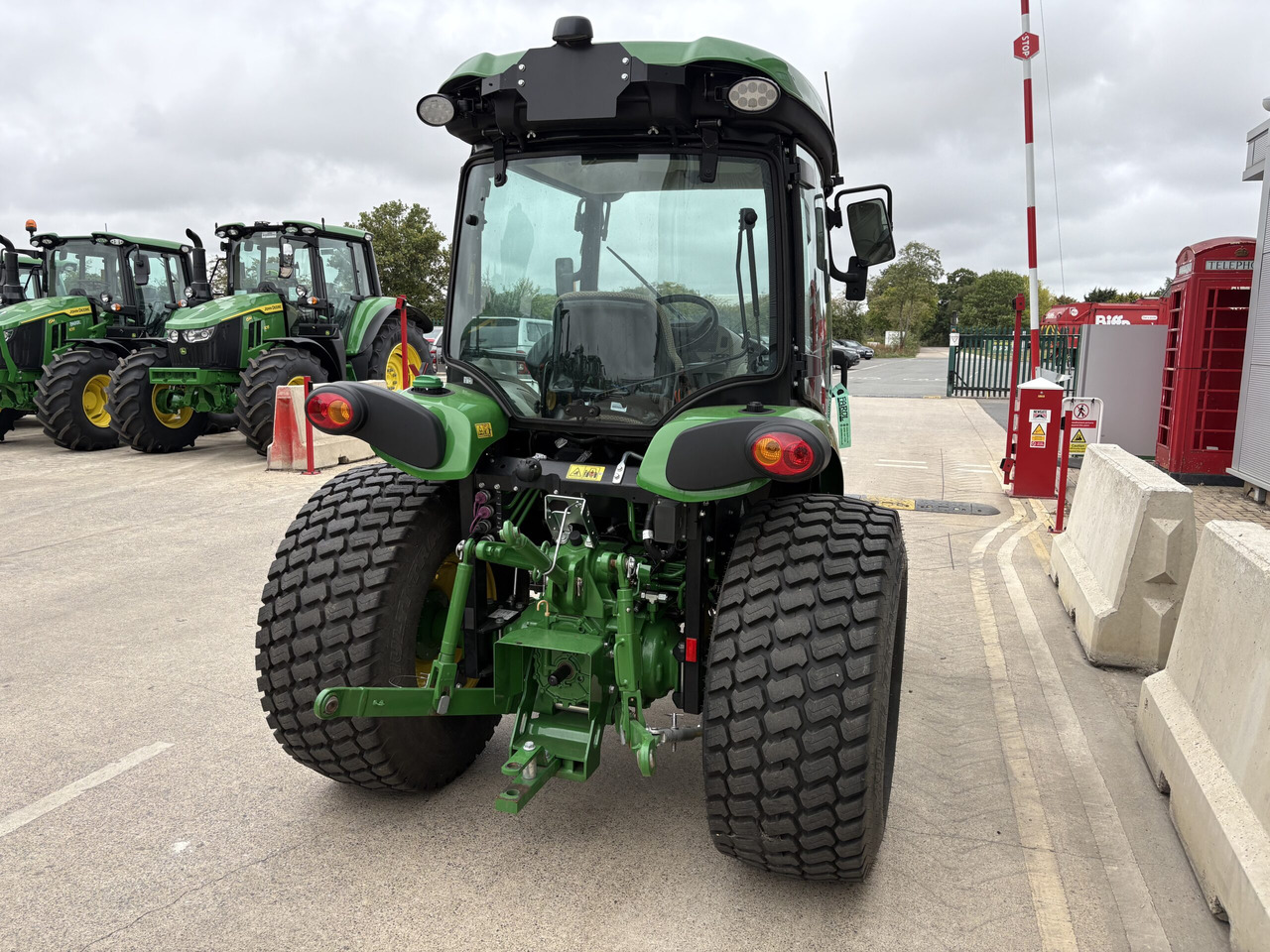 John Deere 4066R Compact Tractor - Väiketraktor: pilt 4 John Deere 4066R Compact Tractor - Väiketraktor: pilt 4