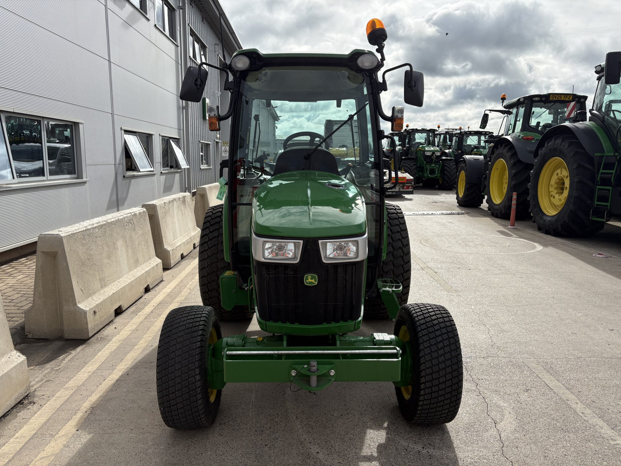 John Deere 4066R Compact Tractor - Väiketraktor: pilt 2 John Deere 4066R Compact Tractor - Väiketraktor: pilt 2