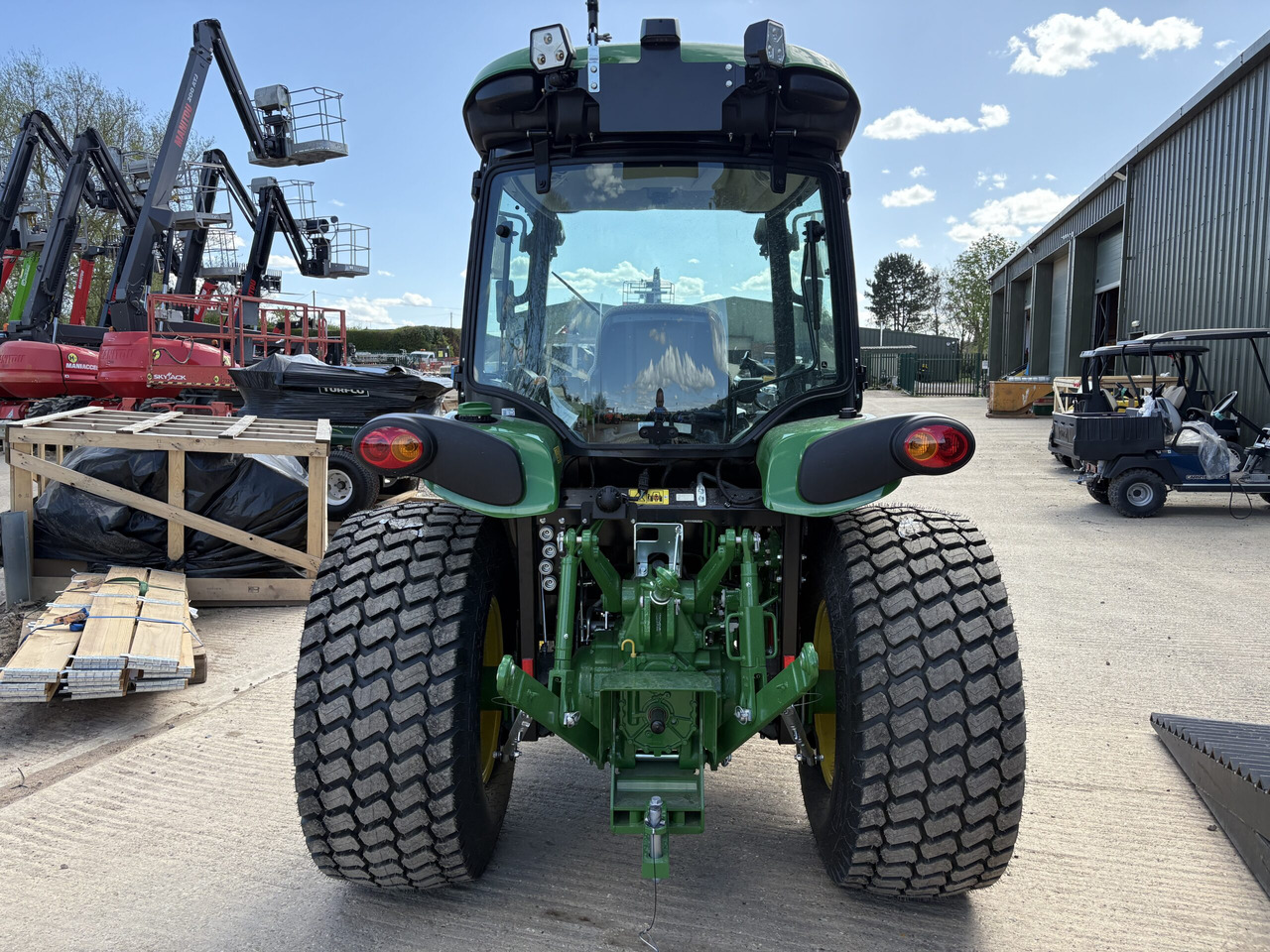 John Deere 4066R Compact Tractor - Väiketraktor: pilt 3 John Deere 4066R Compact Tractor - Väiketraktor: pilt 3