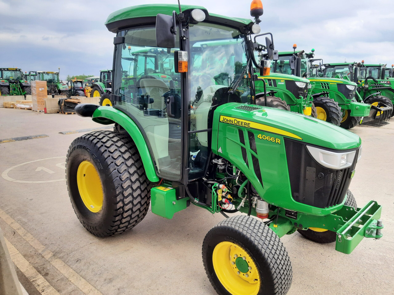 John Deere 4066R Compact Tractor - Väiketraktor: pilt 3 John Deere 4066R Compact Tractor - Väiketraktor: pilt 3
