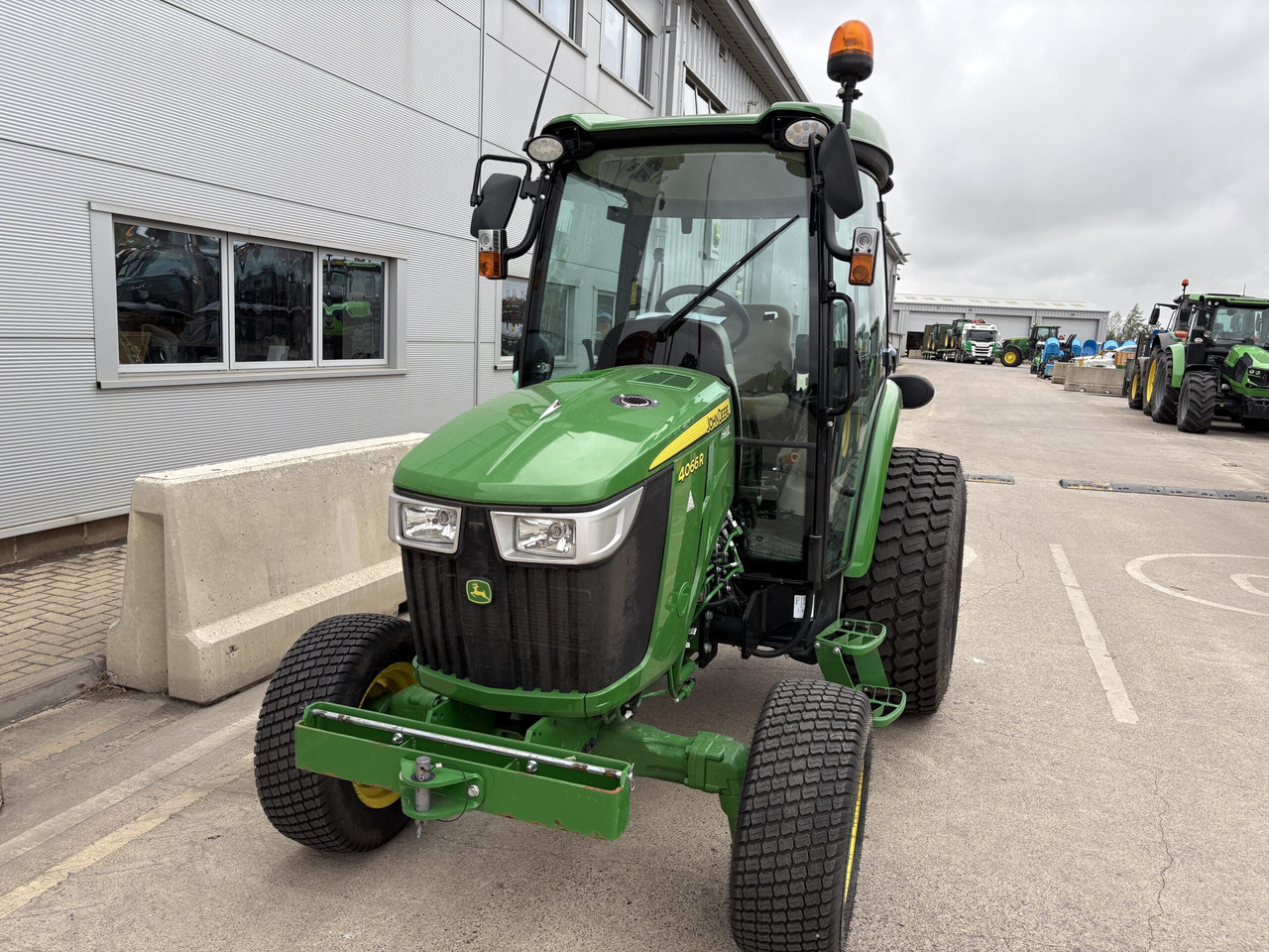 John Deere 4066R Compact Tractor - Väiketraktor: pilt 2 John Deere 4066R Compact Tractor - Väiketraktor: pilt 2
