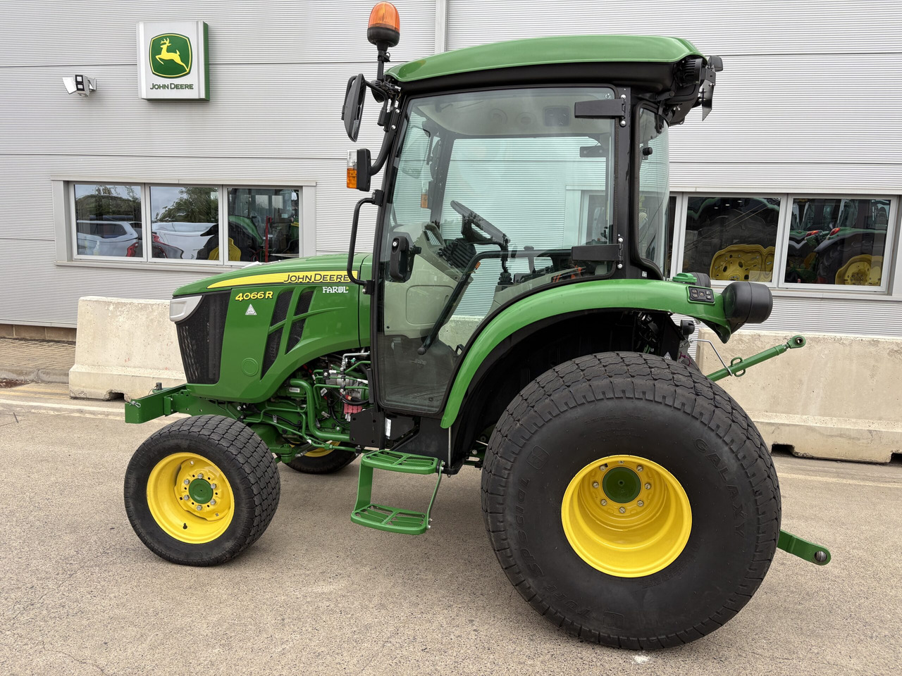 John Deere 4066R Compact Tractor - Väiketraktor: pilt 1 John Deere 4066R Compact Tractor - Väiketraktor: pilt 1
