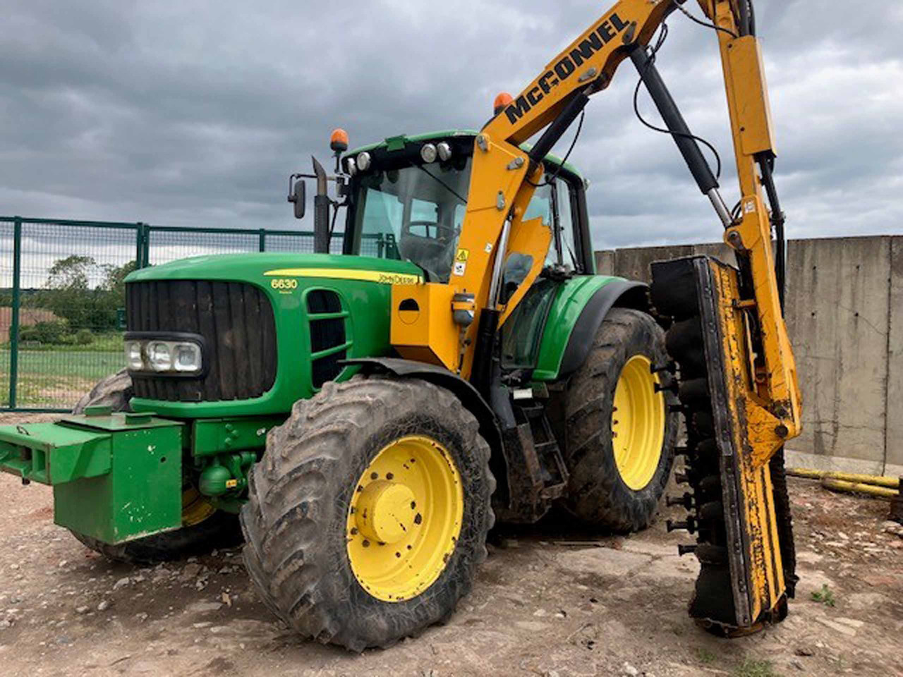John Deere 6630 Premium + McConnel Mid mount hedgecutter - Traktor: pilt 1 John Deere 6630 Premium + McConnel Mid mount hedgecutter - Traktor: pilt 1