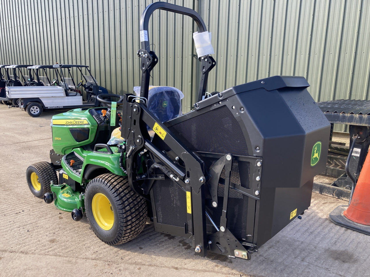 John Deere X950R ride on cut and collect mower - Muruniiduk: pilt 3 John Deere X950R ride on cut and collect mower - Muruniiduk: pilt 3