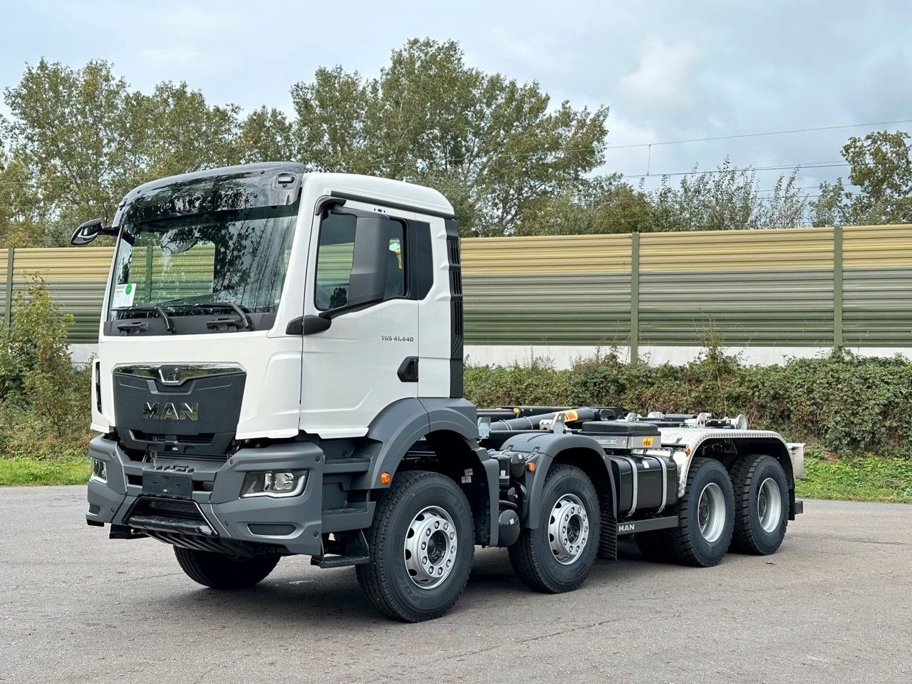 MAN TGS 41.440 8x4 Euro6e Hyva 26-55 Abrollkipper - Konkstõstukiga veoauto: pilt 3 MAN TGS 41.440 8x4 Euro6e Hyva 26-55 Abrollkipper - Konkstõstukiga veoauto: pilt 3