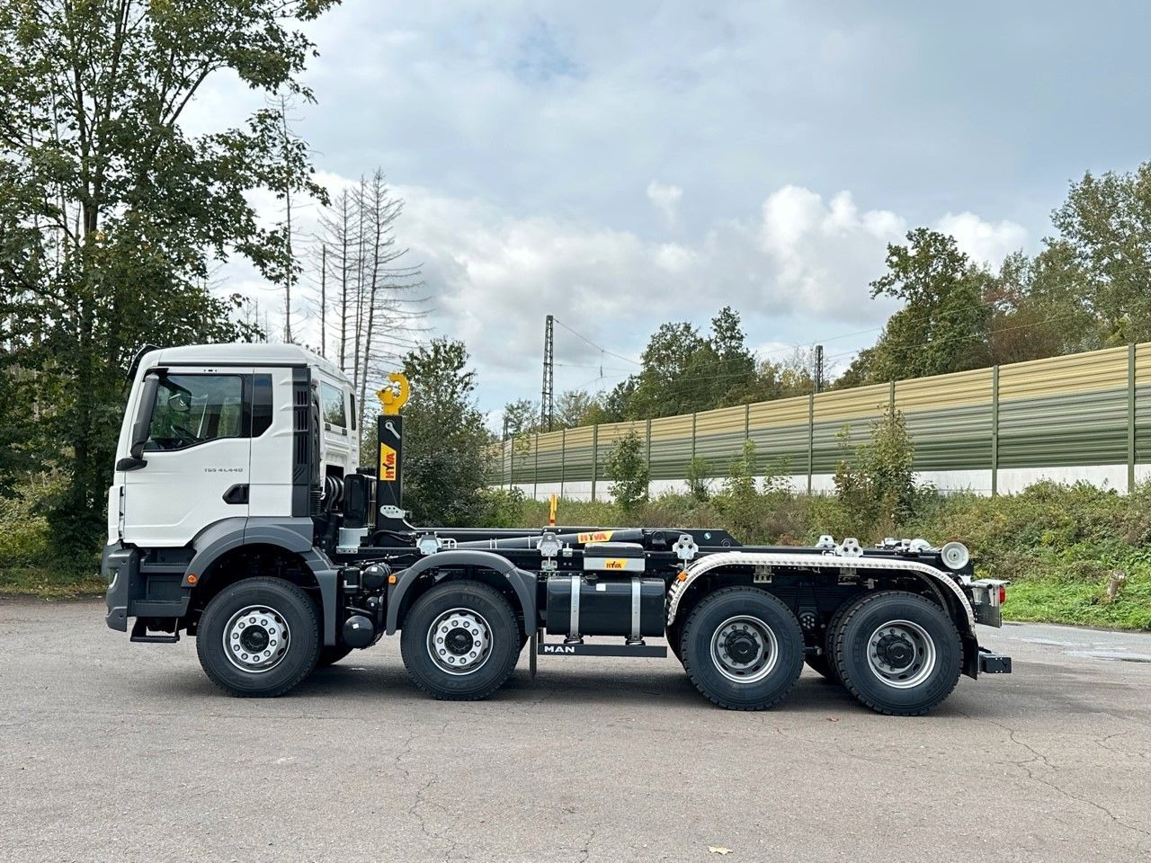MAN TGS 41.440 8x4 Euro6e Hyva 26-55 Abrollkipper - Konkstõstukiga veoauto: pilt 2 MAN TGS 41.440 8x4 Euro6e Hyva 26-55 Abrollkipper - Konkstõstukiga veoauto: pilt 2