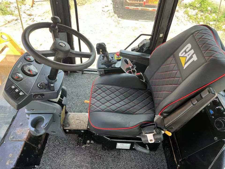 Caterpillar CB564D Double Drum Road Roller 7 Ton Weight With Core Components Engine and Bearing Essential Road Machinery - Teerull: pilt 5 Caterpillar CB564D Double Drum Road Roller 7 Ton Weight With Core Components Engine and Bearing Essential Road Machinery - Teerull: pilt 5