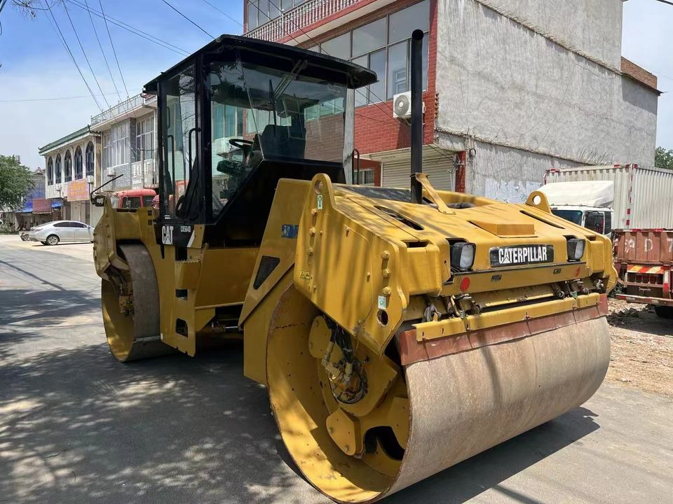 Caterpillar CB564D Double Drum Road Roller 7 Ton Weight With Core Components Engine and Bearing Essential Road Machinery - Teerull: pilt 3 Caterpillar CB564D Double Drum Road Roller 7 Ton Weight With Core Components Engine and Bearing Essential Road Machinery - Teerull: pilt 3