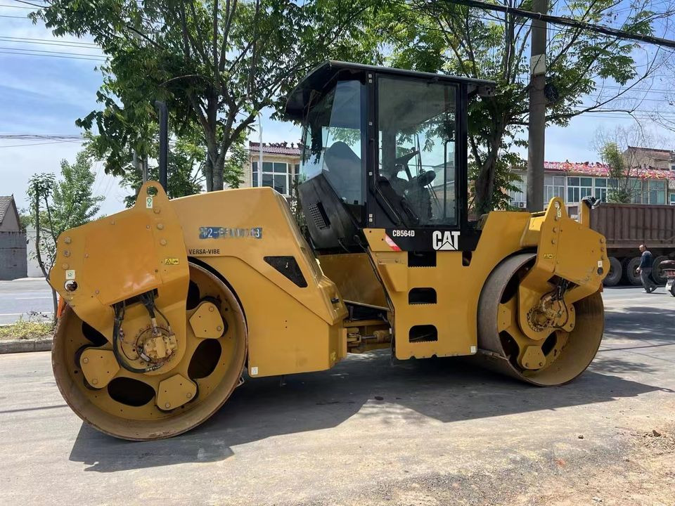 Caterpillar CB564D Double Drum Road Roller 7 Ton Weight With Core Components Engine and Bearing Essential Road Machinery - Teerull: pilt 2 Caterpillar CB564D Double Drum Road Roller 7 Ton Weight With Core Components Engine and Bearing Essential Road Machinery - Teerull: pilt 2