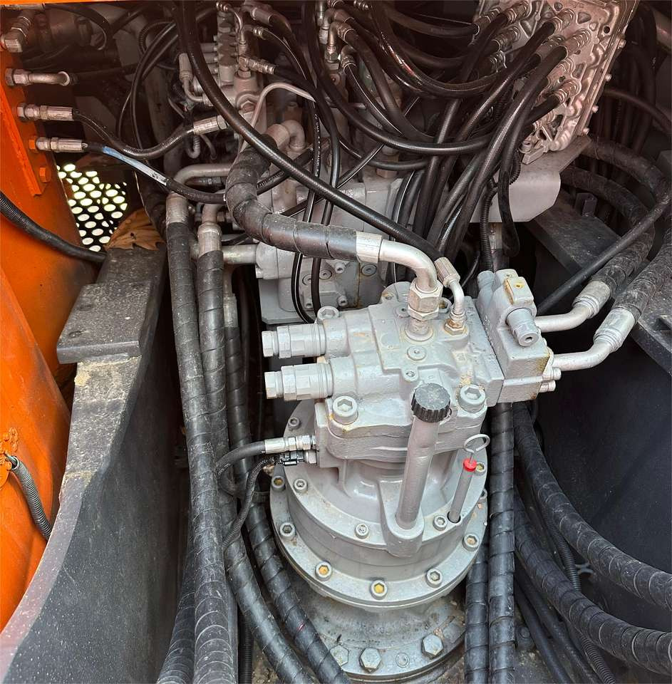 HITACHI ZX200-3 - Lintekskavaator: pilt 2 HITACHI ZX200-3 - Lintekskavaator: pilt 2