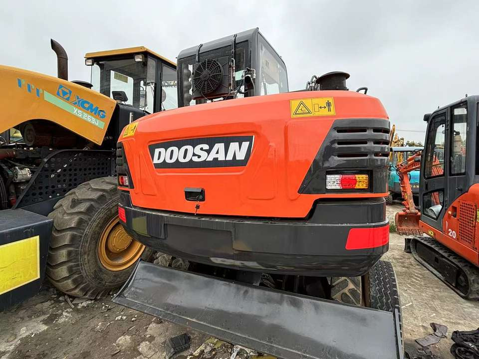 Hot Sale Used Doosan Dx75 Small 7.5t Wheel Excavator South Korea DX75 Mini Excavator for Sale Good Condition - Ratastel ekskavaator: pilt 4 Hot Sale Used Doosan Dx75 Small 7.5t Wheel Excavator South Korea DX75 Mini Excavator for Sale Good Condition - Ratastel ekskavaator: pilt 4