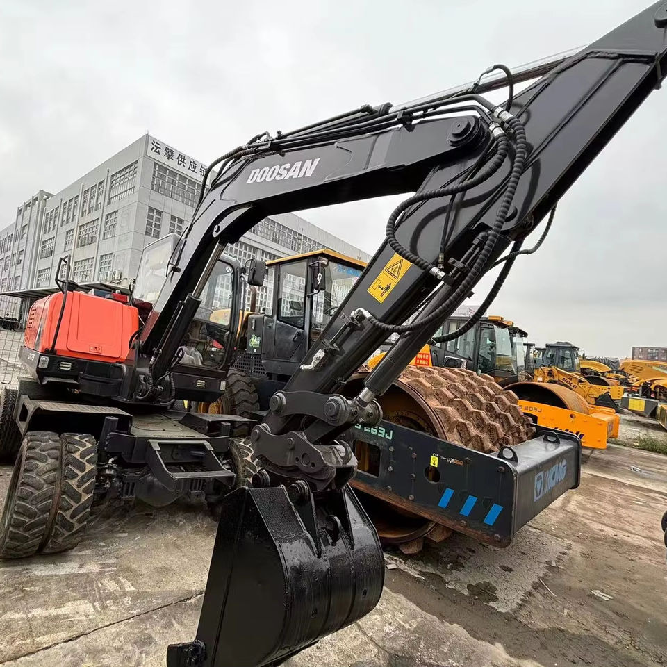 Hot Sale Used Doosan Dx75 Small 7.5t Wheel Excavator South Korea DX75 Mini Excavator for Sale Good Condition - Ratastel ekskavaator: pilt 1 Hot Sale Used Doosan Dx75 Small 7.5t Wheel Excavator South Korea DX75 Mini Excavator for Sale Good Condition - Ratastel ekskavaator: pilt 1