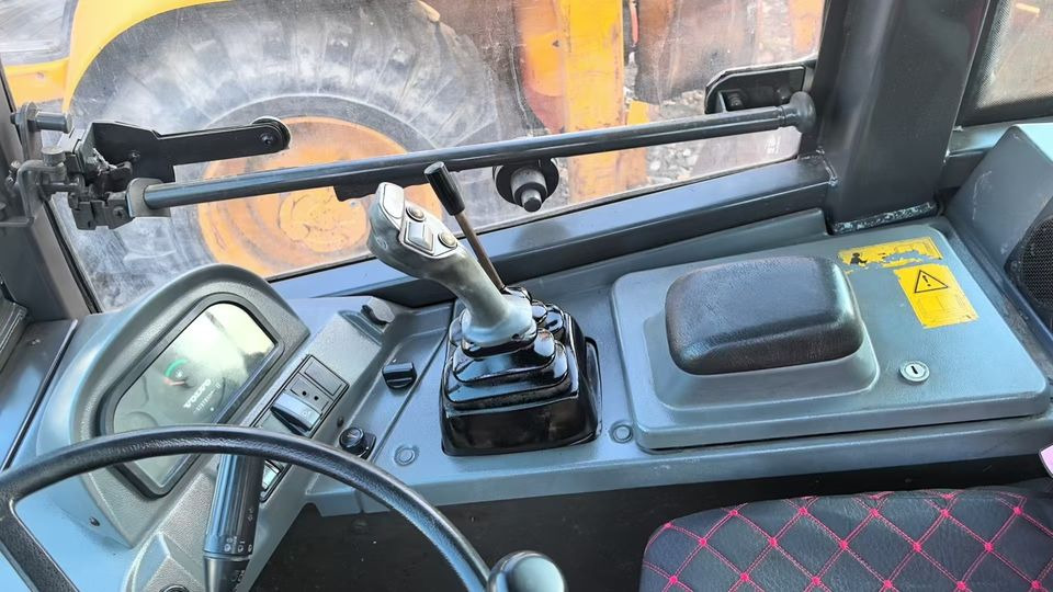 Preferential Price Used Volvo L20F Small Skid Steer Loader Secondhand VOLVO L20f Mini Wheel Loader in Good Condition for Sale - Rataslaadur: pilt 5 Preferential Price Used Volvo L20F Small Skid Steer Loader Secondhand VOLVO L20f Mini Wheel Loader in Good Condition for Sale - Rataslaadur: pilt 5