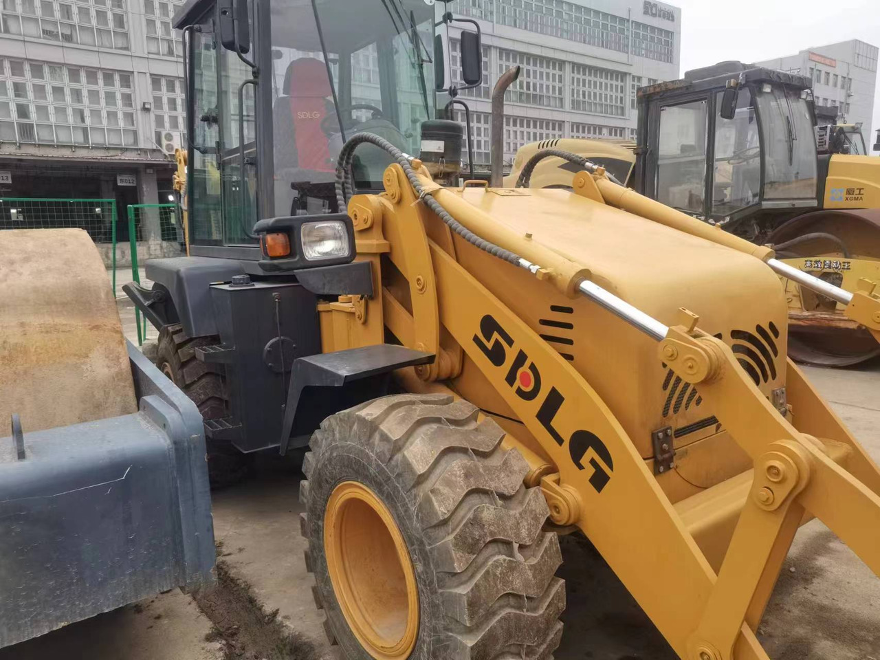 SDLG LGB680 - Ekskavaator-laadur: pilt 1 SDLG LGB680 - Ekskavaator-laadur: pilt 1