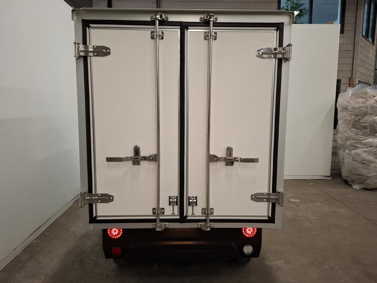 Elvtong Selvo S2. DCH + Big Closed Cargo Box 1011804 - Elektriline tarbesõiduk: pilt 2 Elvtong Selvo S2. DCH + Big Closed Cargo Box 1011804 - Elektriline tarbesõiduk: pilt 2