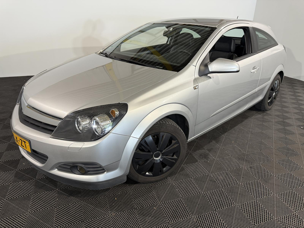 Opel Astra GTC 1.6 Edition | 2006 | 270.729 km | 44-SX-ZT - Luukpära: pilt 1 Opel Astra GTC 1.6 Edition | 2006 | 270.729 km | 44-SX-ZT - Luukpära: pilt 1