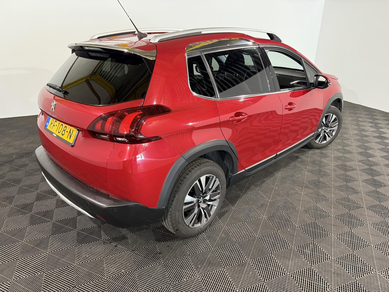 Peugeot 2008 1.2 PureTech Blue Lease Executive RF-108-N 141.645 km - Auto: pilt 5 Peugeot 2008 1.2 PureTech Blue Lease Executive RF-108-N 141.645 km - Auto: pilt 5
