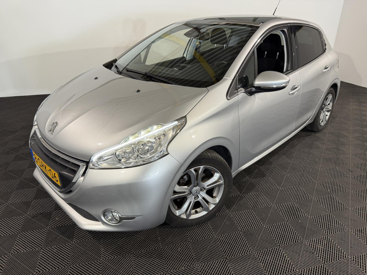 Peugeot 208 1.2 VTi Allure | 2013 | 160.154 km | 8-SRK-06 - Luukpära: pilt 1 Peugeot 208 1.2 VTi Allure | 2013 | 160.154 km | 8-SRK-06 - Luukpära: pilt 1