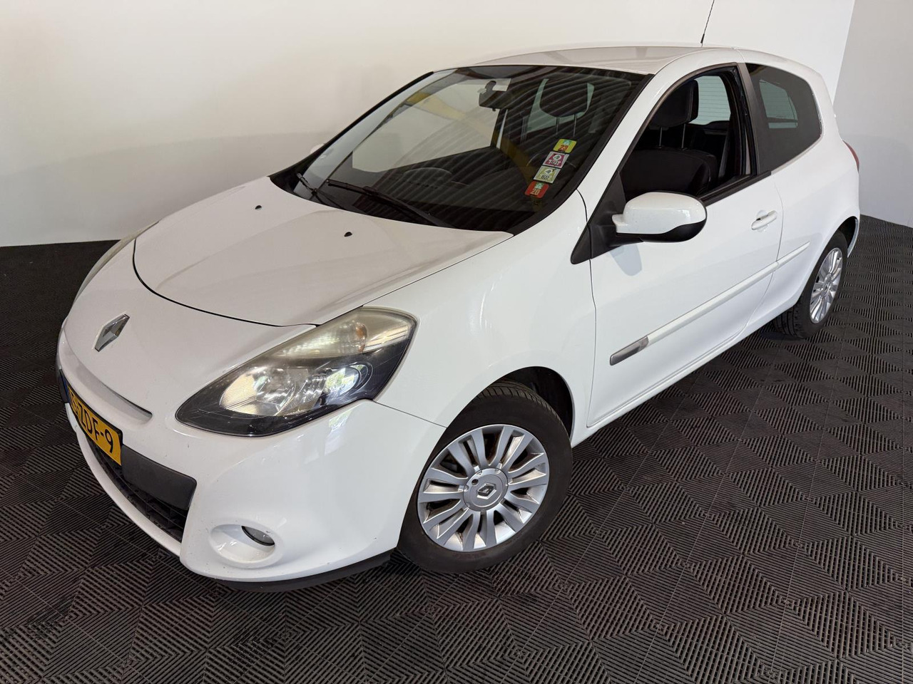 Renault Clio 1.2 TCe Collection | 2012 | 179.266 km | 15-ZDF-9 - Luukpära: pilt 1 Renault Clio 1.2 TCe Collection | 2012 | 179.266 km | 15-ZDF-9 - Luukpära: pilt 1