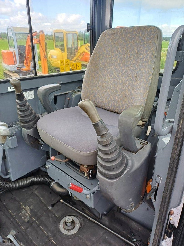 Miniekskavaator Hitachi EX50 u kallistuvalla liittimellä: pilt 9