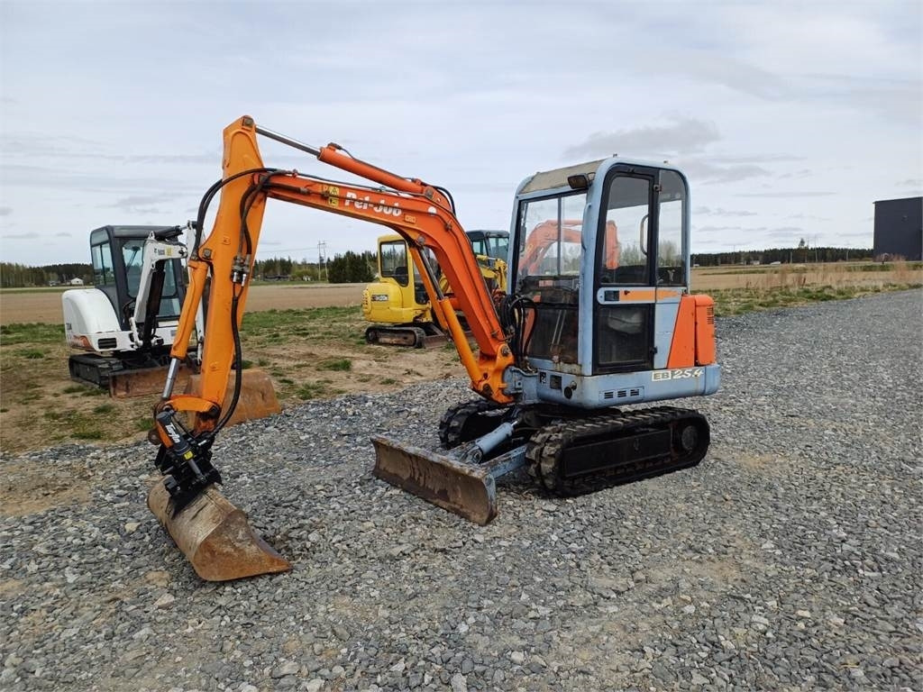 Pel-Job Volvo EB25.4 kallistuvalla liittimellä - Miniekskavaator: pilt 1 Pel-Job Volvo EB25.4 kallistuvalla liittimellä - Miniekskavaator: pilt 1