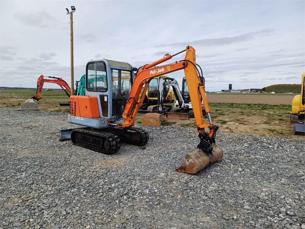 Pel-Job Volvo EB25.4 kallistuvalla liittimellä - Miniekskavaator: pilt 5 Pel-Job Volvo EB25.4 kallistuvalla liittimellä - Miniekskavaator: pilt 5