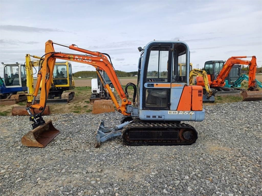 Pel-Job Volvo EB25.4 kallistuvalla liittimellä - Miniekskavaator: pilt 2 Pel-Job Volvo EB25.4 kallistuvalla liittimellä - Miniekskavaator: pilt 2