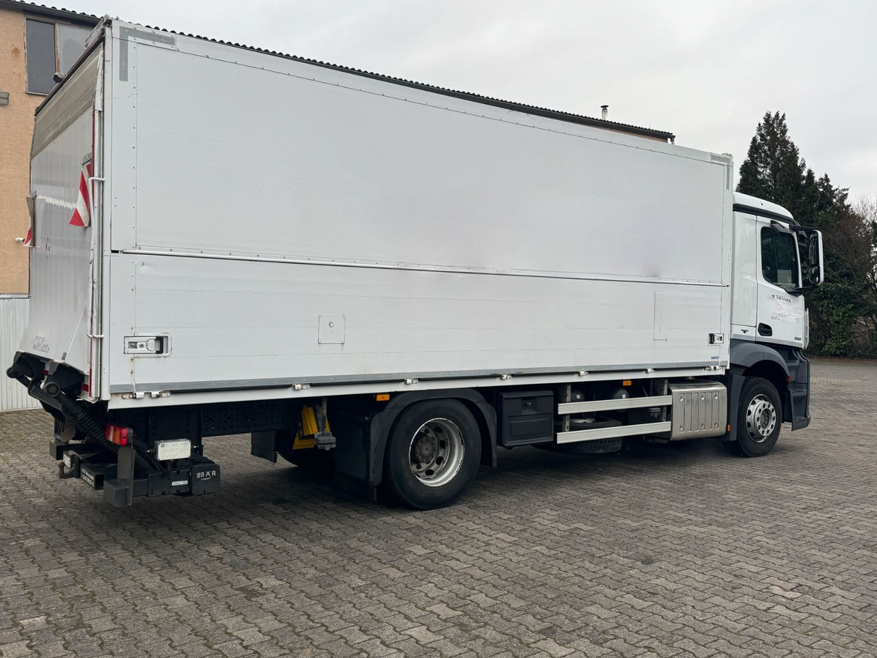 Mercedes-Benz Antos 1836L/4x2/2t.LBW/2xAHK/aus.1Hand/16.Pal. - Joogiveok: pilt 4 Mercedes-Benz Antos 1836L/4x2/2t.LBW/2xAHK/aus.1Hand/16.Pal. - Joogiveok: pilt 4