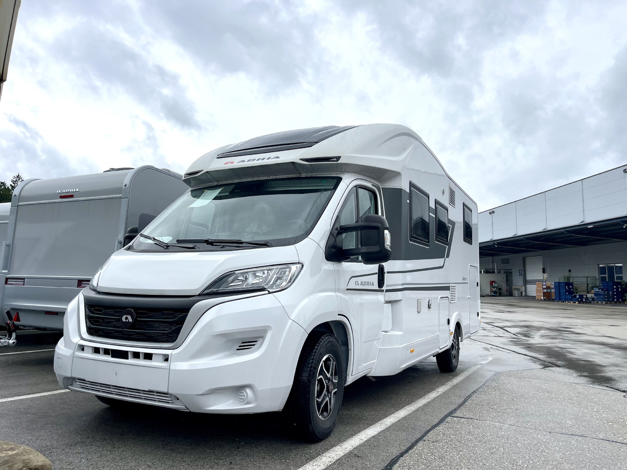 ADRIA Matrix axess 650 SC - Poolintegreeritud matkaauto: pilt 2 ADRIA Matrix axess 650 SC - Poolintegreeritud matkaauto: pilt 2