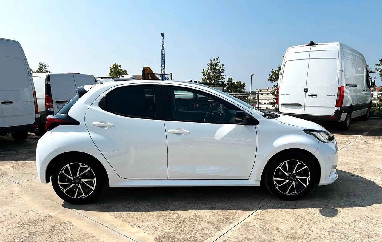 Toyota Yaris 1.5 Hybrid 5 porte Lounge - Sedaan: pilt 4 Toyota Yaris 1.5 Hybrid 5 porte Lounge - Sedaan: pilt 4