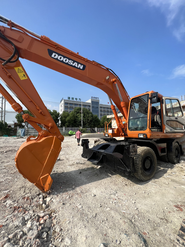DOOSAN DX210 - Ratastel ekskavaator: pilt 1 DOOSAN DX210 - Ratastel ekskavaator: pilt 1