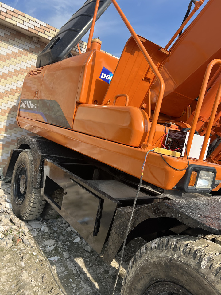 Ratastel ekskavaator DOOSAN DX210: pilt 9