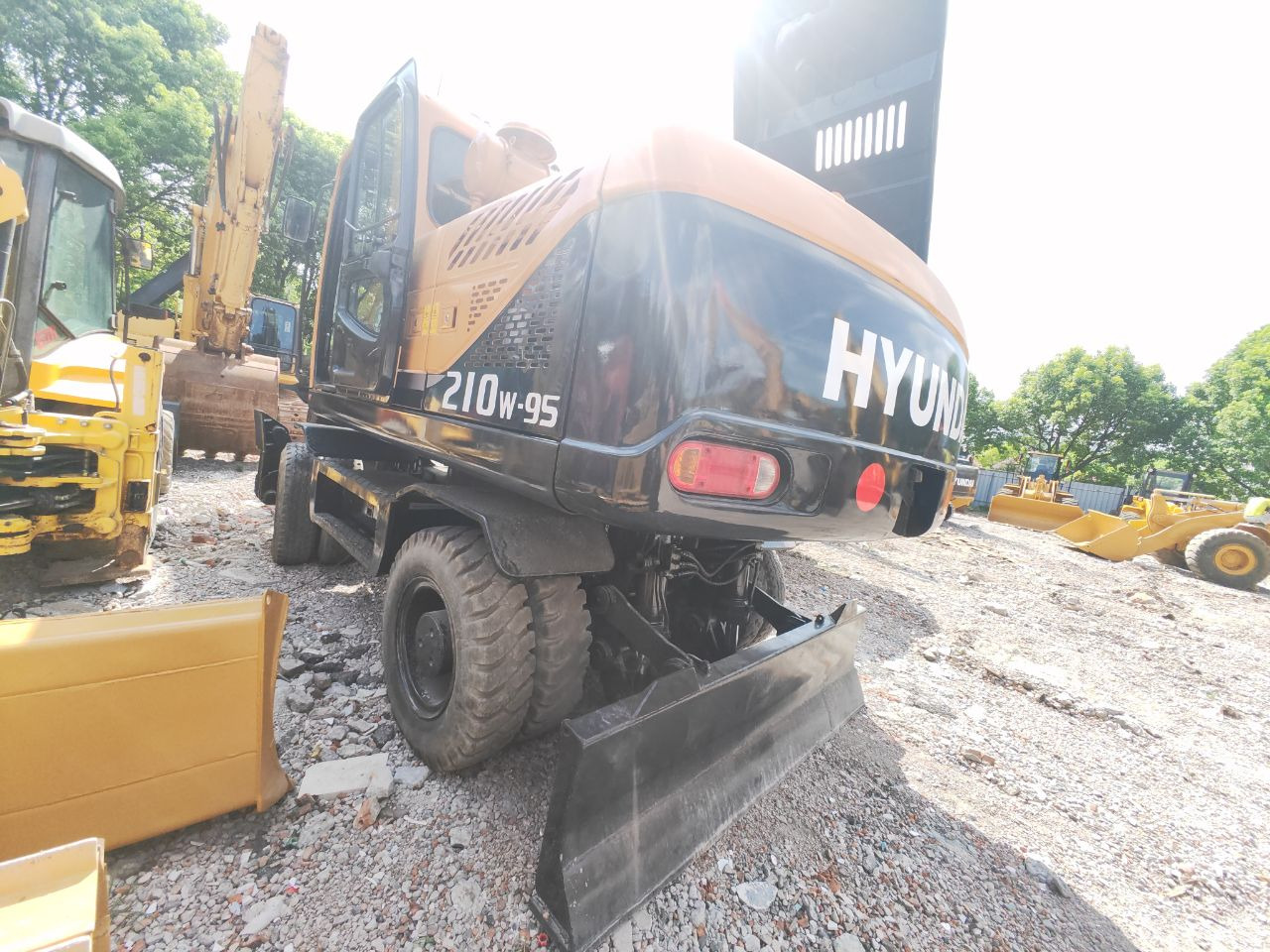 Ratastel ekskavaator HYUNDAI R210W-9: pilt 6