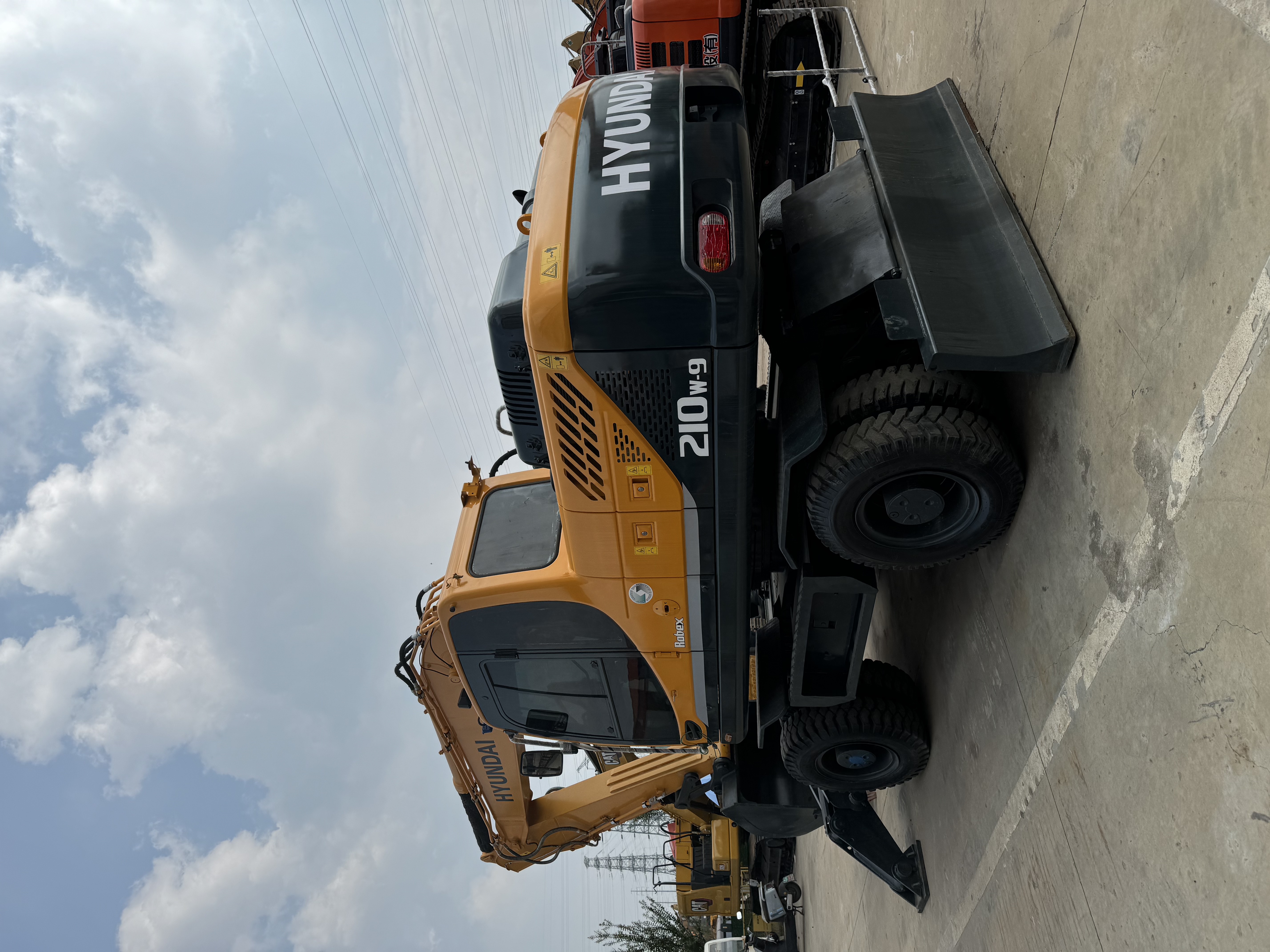 Hyundai 210W-9 - Ratastel ekskavaator: pilt 1 Hyundai 210W-9 - Ratastel ekskavaator: pilt 1