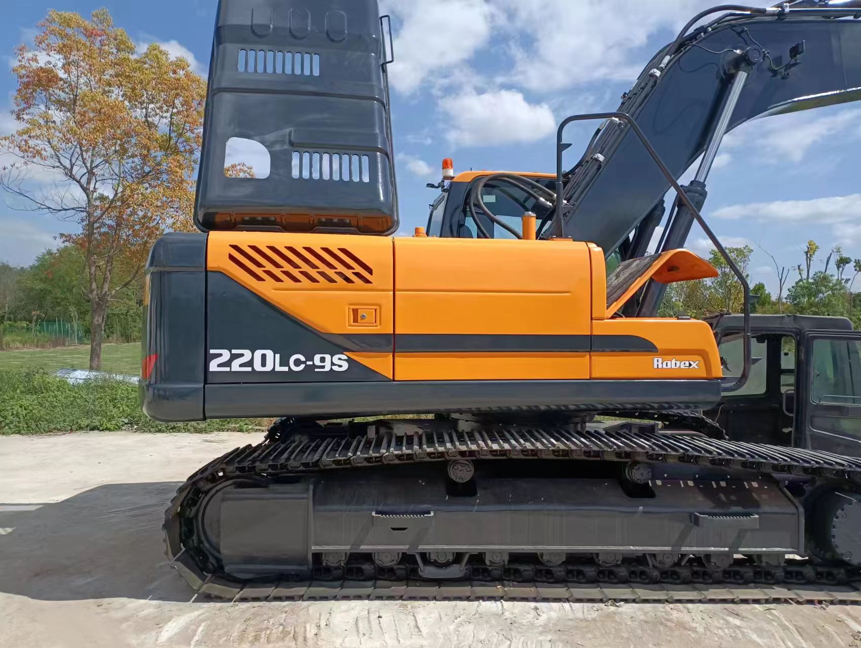 Hyundai 220 - Lintekskavaator: pilt 3 Hyundai 220 - Lintekskavaator: pilt 3