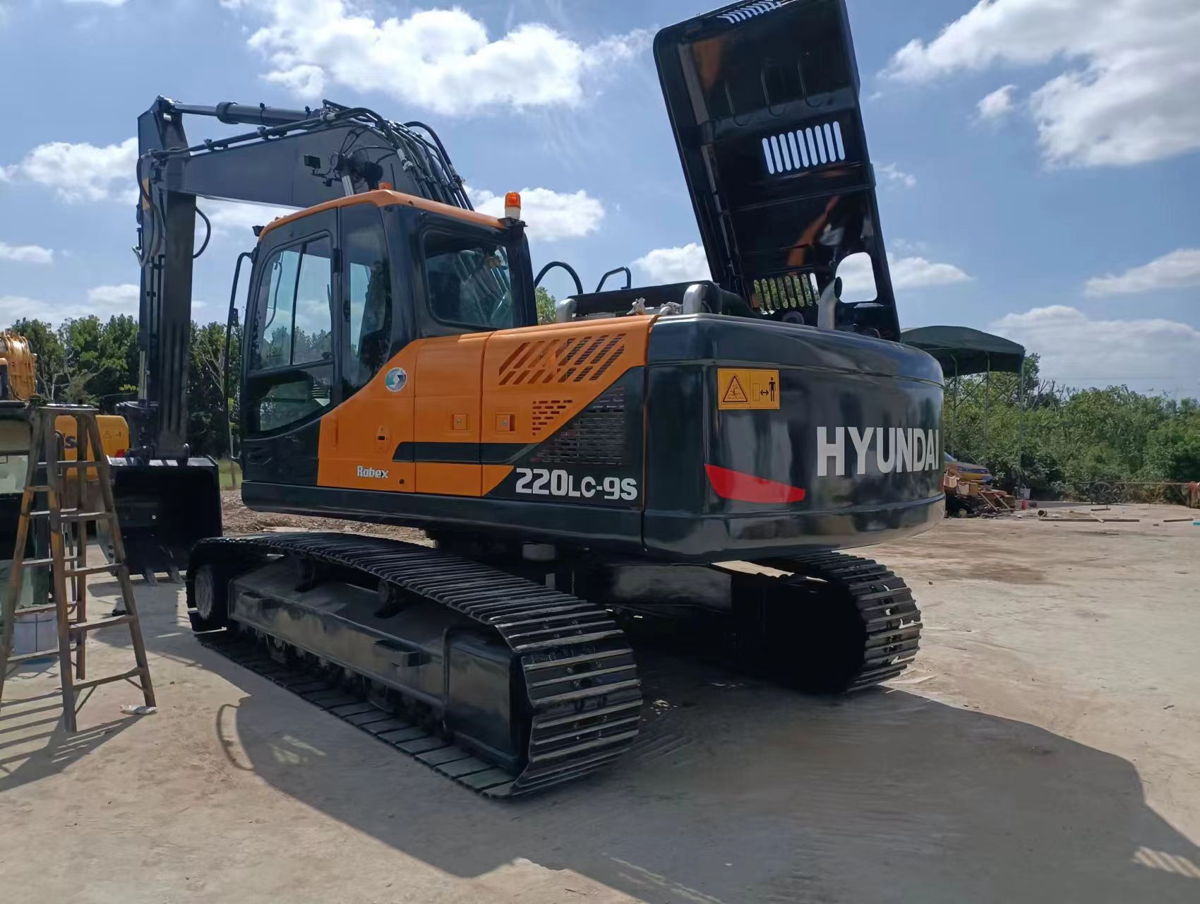 Hyundai 220 - Lintekskavaator: pilt 2 Hyundai 220 - Lintekskavaator: pilt 2