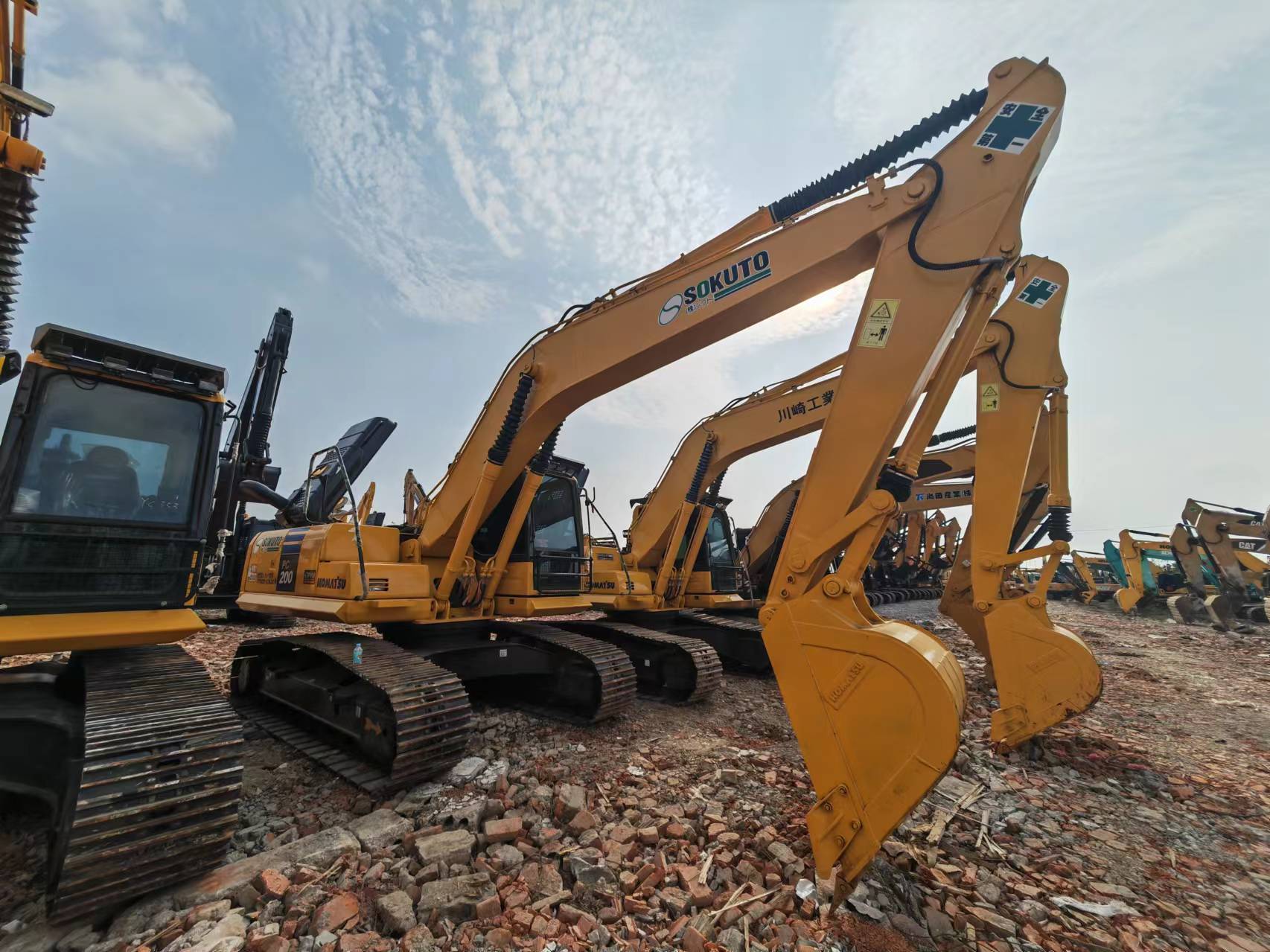 KOMATSU PC200 - Lintekskavaator: pilt 1 KOMATSU PC200 - Lintekskavaator: pilt 1